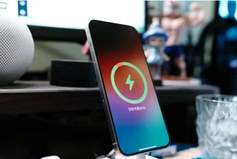 乌兰浩特苹果15换屏服务分享用什么充电器给iPhone15充电更好 